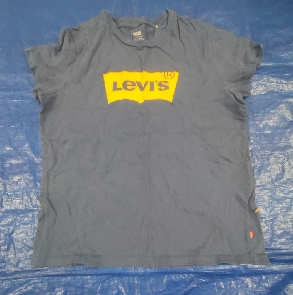 Levi's tee
